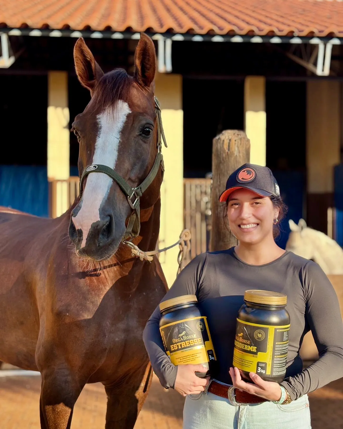 Profissional da Orgânica com produtos OrgaHorse ao lado de cavalo